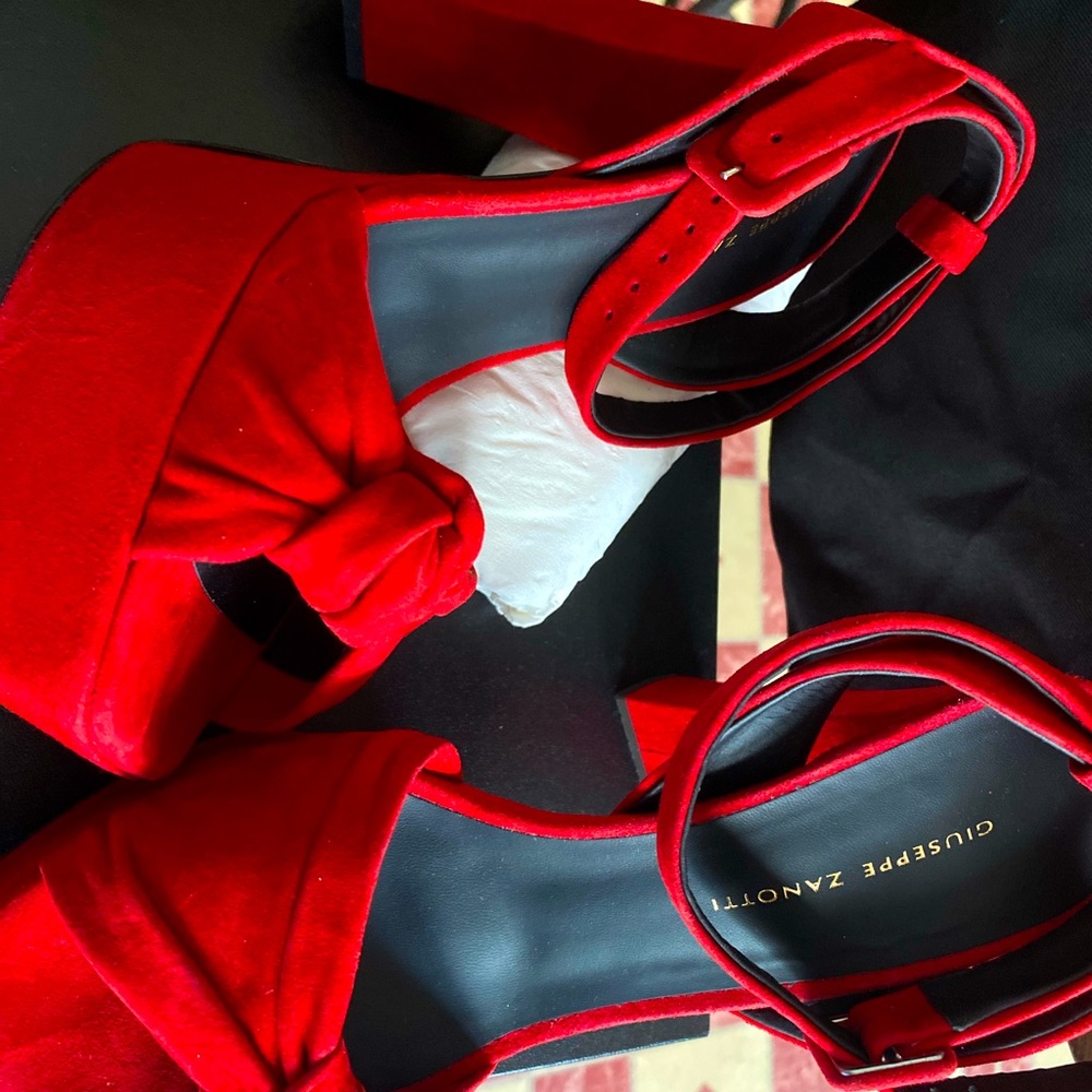 Giuseppe Zanotti - red velvet platform heels - Picture 2 of 5